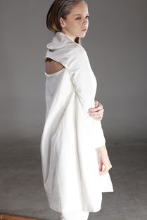 足尖与头顶的艺术 服装设计中鞋帽的创意融合与功能美学